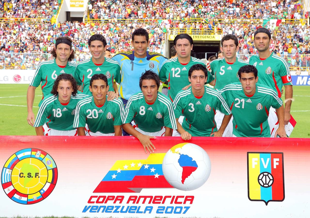 Aquella Copa América fue famosa porque varios "europeos" alegaron cansancio para no viajar a Venezuela.
<b>Solamente Rafa Márquez y Nery Castillo no militaban en la Liga MX.</b>