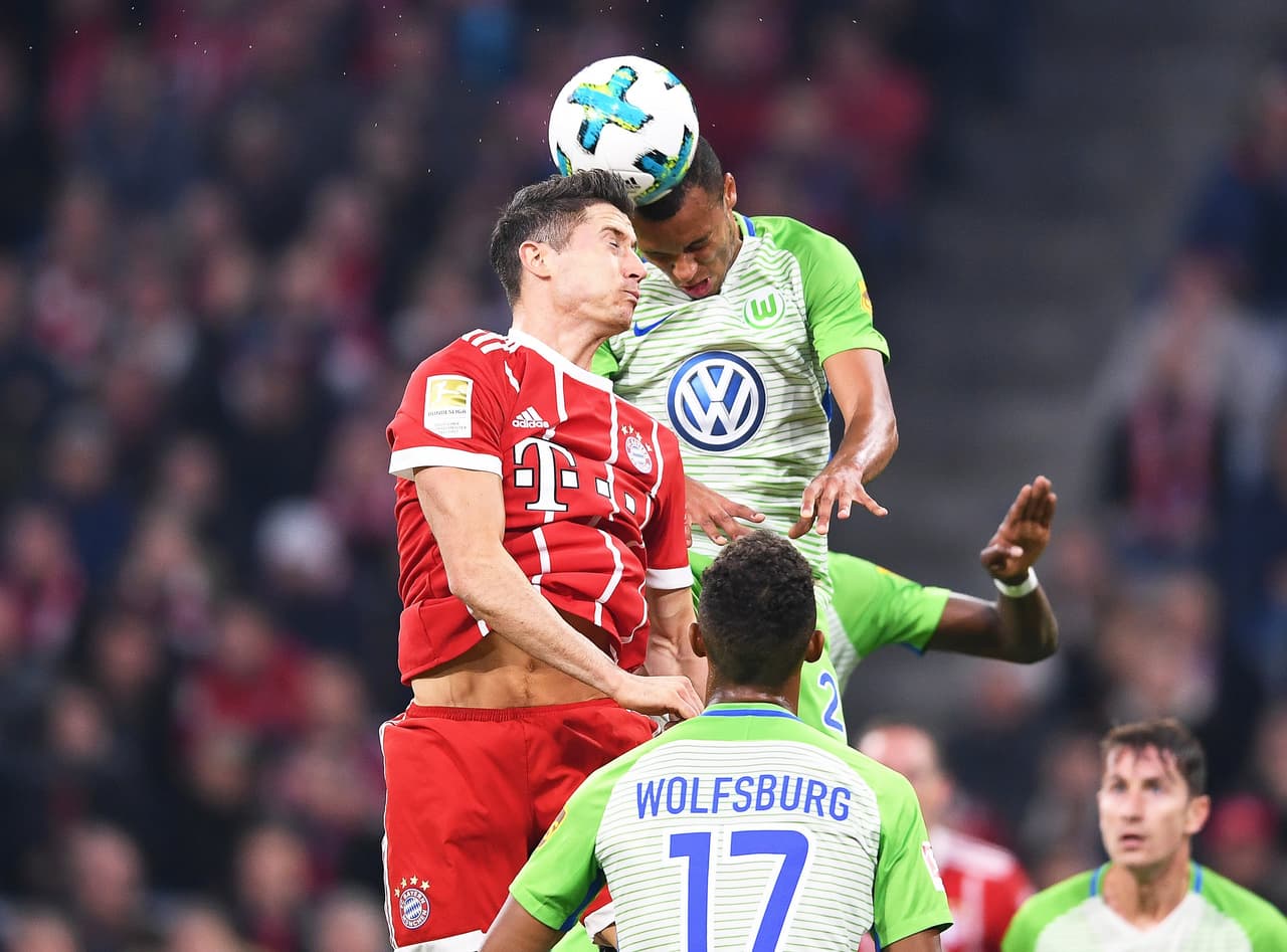 Por arriba, Robert Lewandwoski lo intentó pero su remate salió desviado.