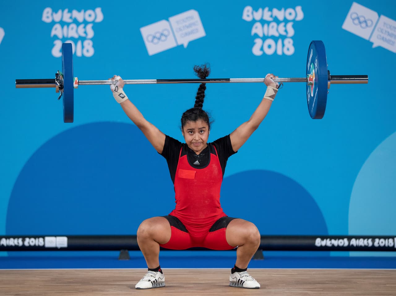 La peruana Gianella Valdiviezo participa en la categoría de los 53 kilogramos de la halterofilia para mujeres en el Pabellón Asia.