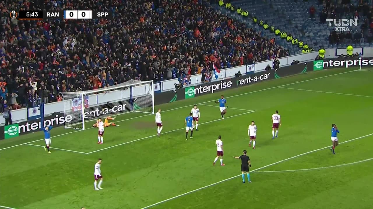 ¡CERCA! Joe Aribo disparó que se estrella en el poste.