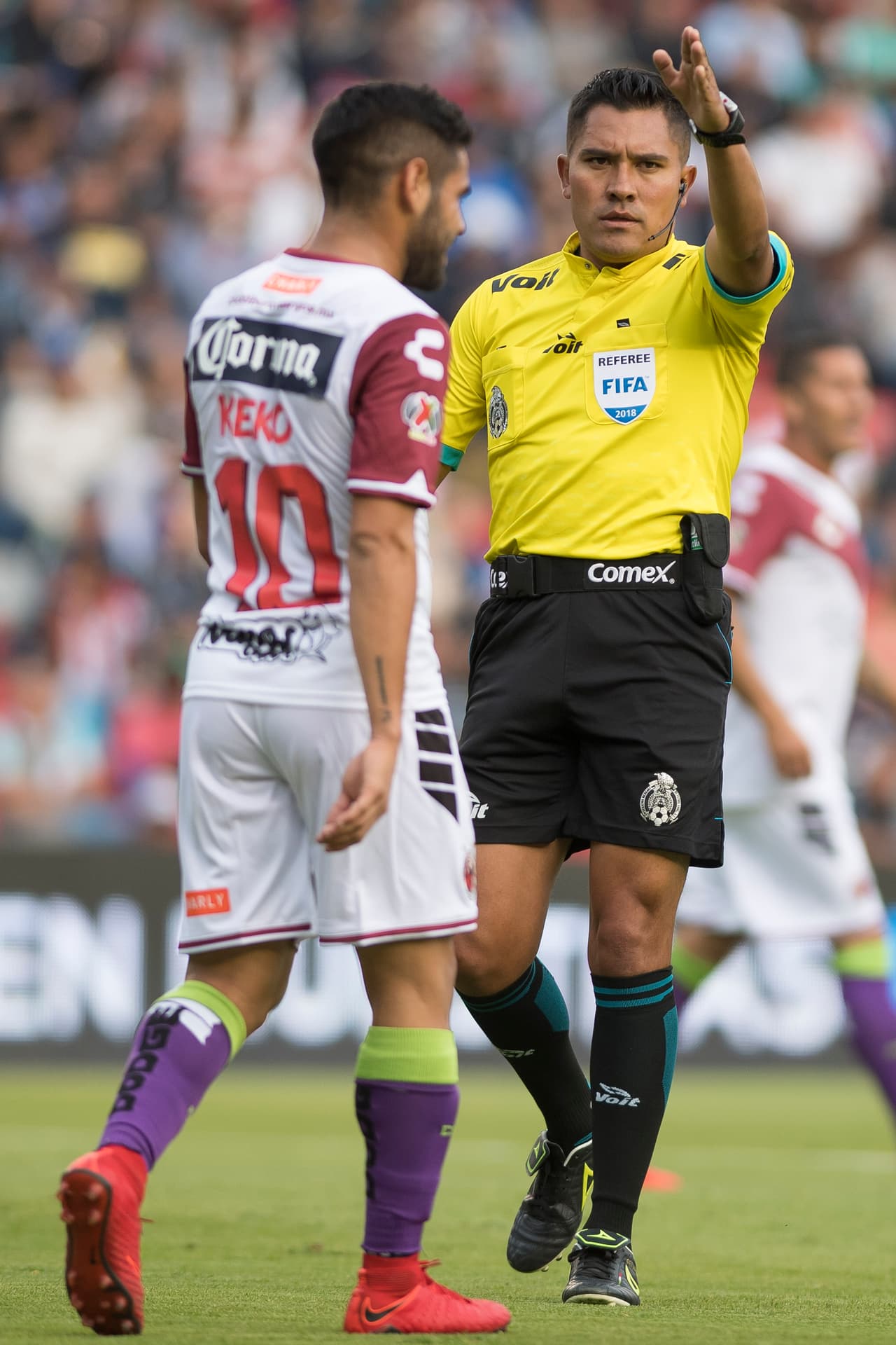 Día complicado para Fernando Guerrero. El árbitro central requirió de 7 tarjetas amarillas y una roja directa durante los 90 minutos.