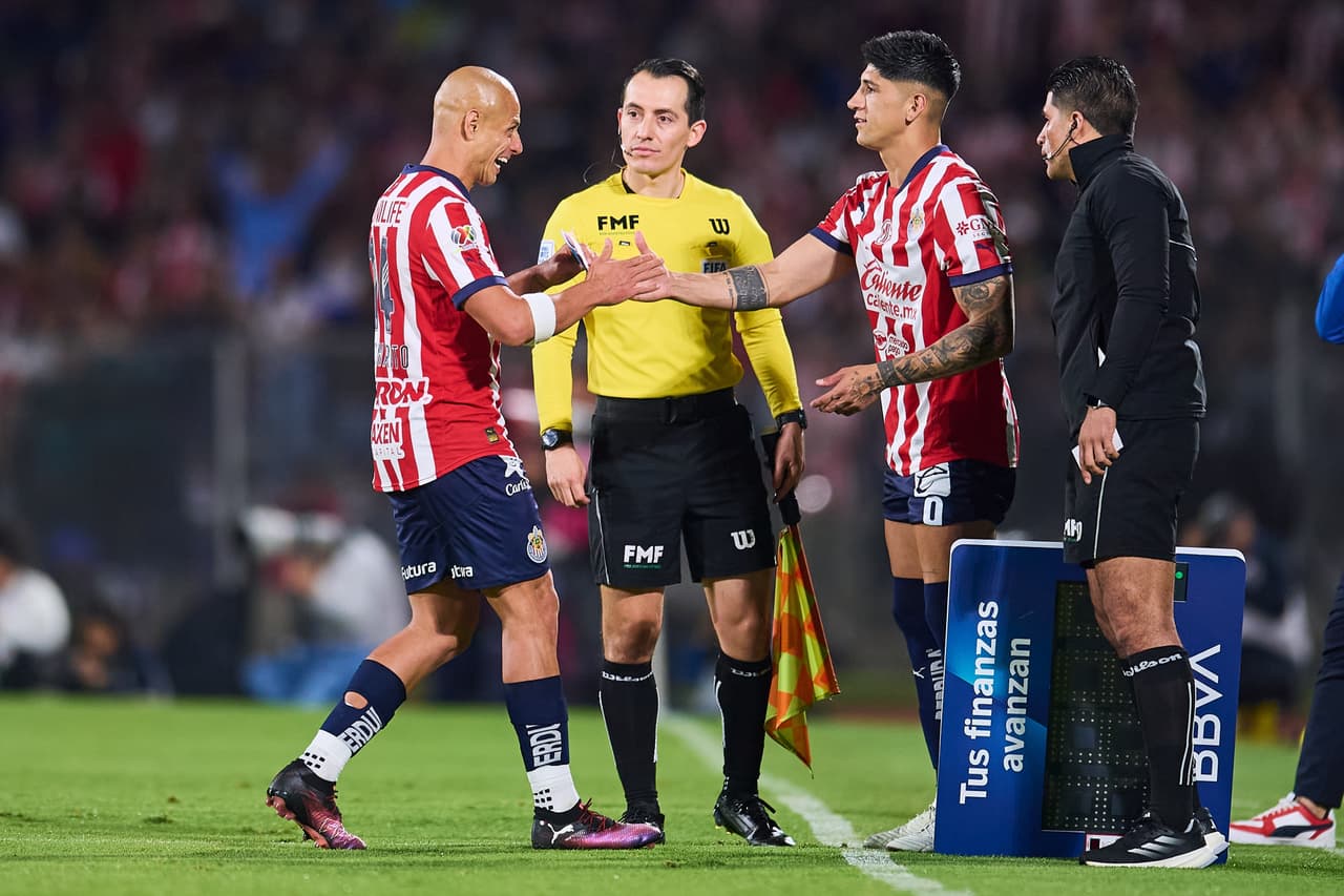 Alan Pulido se sincera sobre su relación con Chicharito y el botellazo en el Clásico