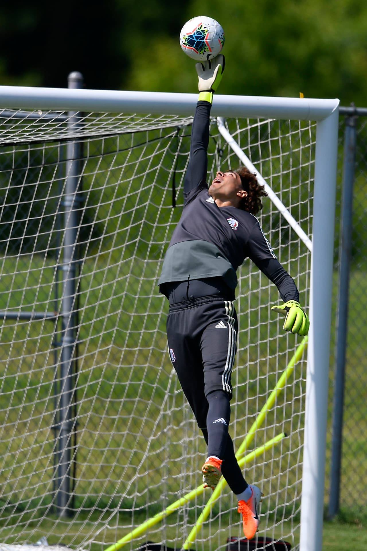 En uno de los campos de la Universidad de Carolina del Norte la selección mexicana de fútbol entrenó por última vez con miras a lo que será el duelo ante Martinica en el cierre del Grupo A. Héctor Moreno y Rodolfo Pizarro se reitegraron al grupo que dirige el 'Tata' Martino. Fernando Navarro, Jonathan Orozco, Luis Montes y Pizarro serían titulares en el Bank of America Stadium de Charlotte.