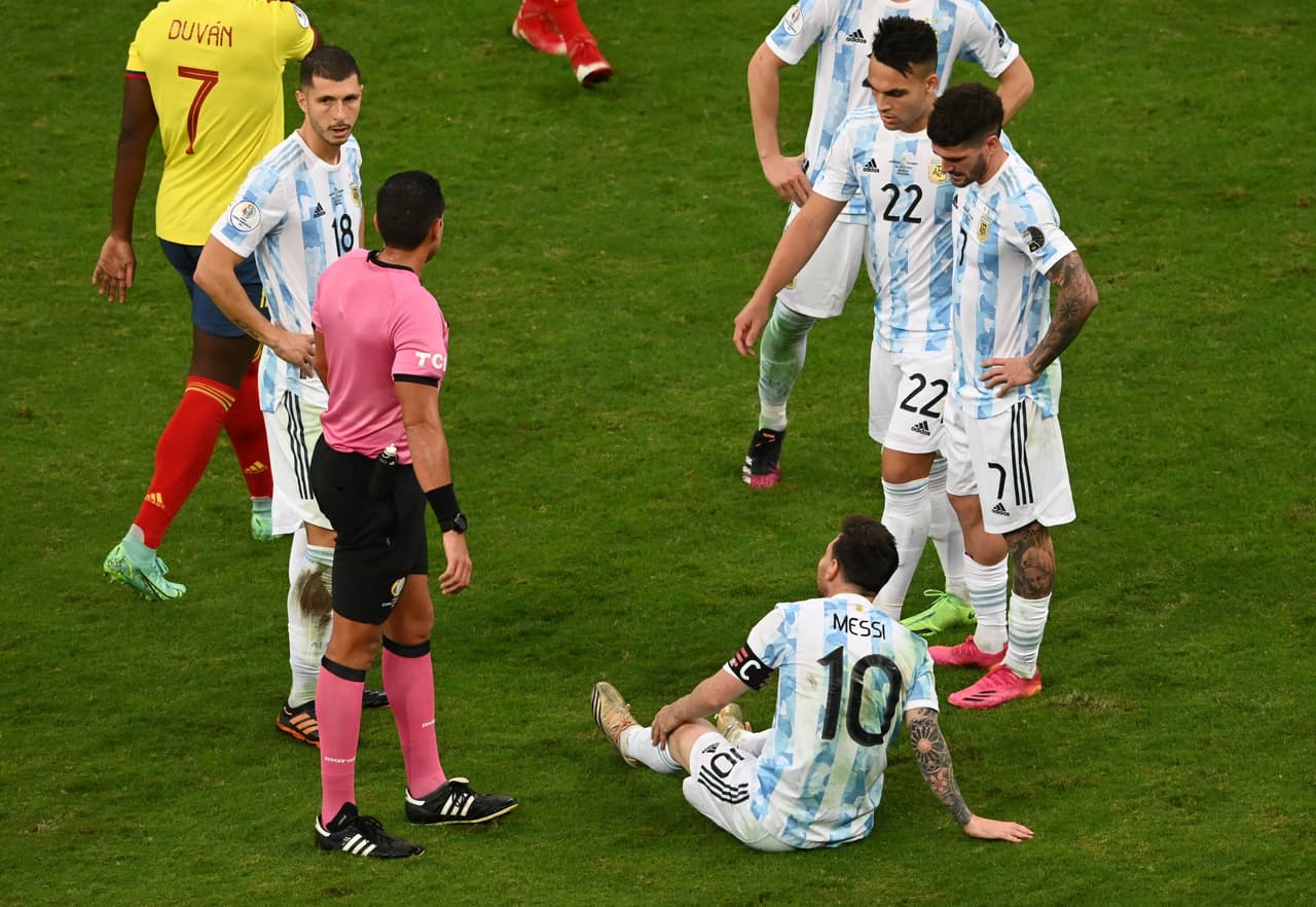 Messi sufrió una dura entrada por parte de Frank Fabra que lo dejó muy herido.