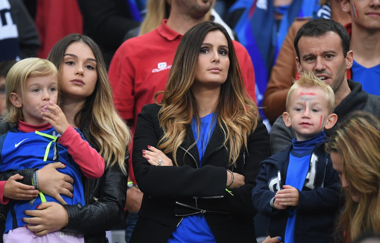 Marine Lloris (centro, esposa de Hugo Lloris, arquero de Tottenham)