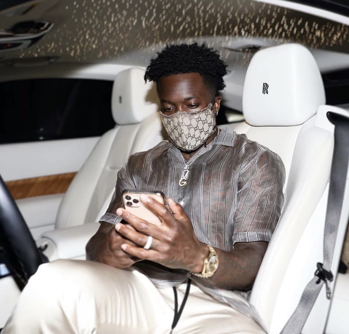 El talentoso receptor de los Tampa Bay Buccaneers, Marquise Goodwin, acostumbra a pportar sus joyas de manera extraordinaria y sin ser muy exagerado.