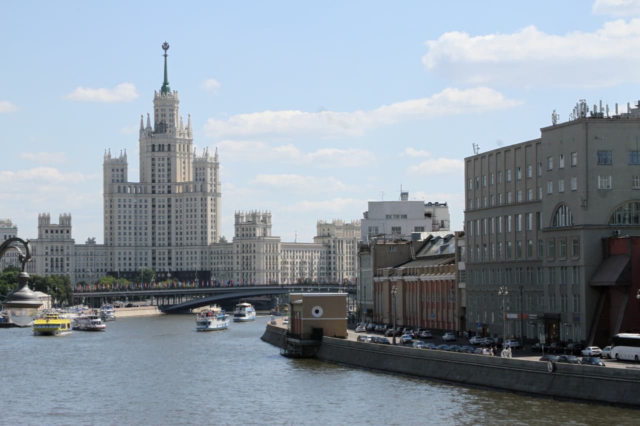 El Río Moscú serpentea la ciudad hasta sus entrañas. Al fondo de esta imagen aparece el mítico Hotel Ucrania, hoy parte de una reconocida cadena internacional. Es uno de los siete rascacielos que fueron diseñados durante el periodo estalinista.