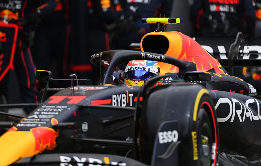 El neerlandés 
<b>Max Verstappen</b> (Red Bull) reforzó este domingo su ventaja al frente del Mundial de Fórmula Uno al ganar el 
<b>Gran Premio de Hungría</b>, el decimotercero del campeonato, que se disputó este domingo en el Hungaroring, mientras que su compañero, el mexicano 
<b>Sergio 'Checo' Pérez</b>, terminó en el quinto lugar.