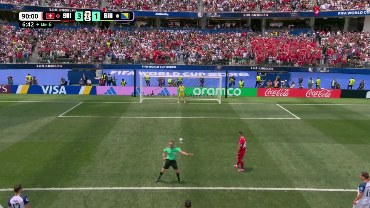 ¡GOL!  anota para Suiza. Granit Xhaka