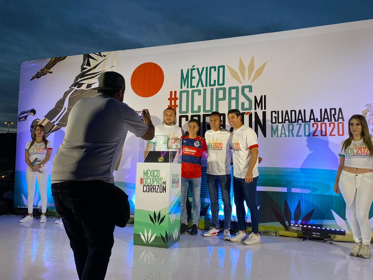 Cae la noche en Guadalajara y el Estadio Akron se alista para albergar el Chivas vs Toluca.