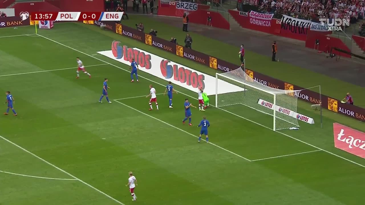 ¡TIRO ATAJADO! disparo por Jakub Moder.