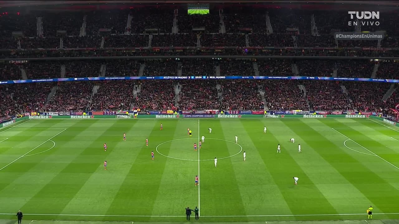 Arranca el partido y la pelota está en juego.