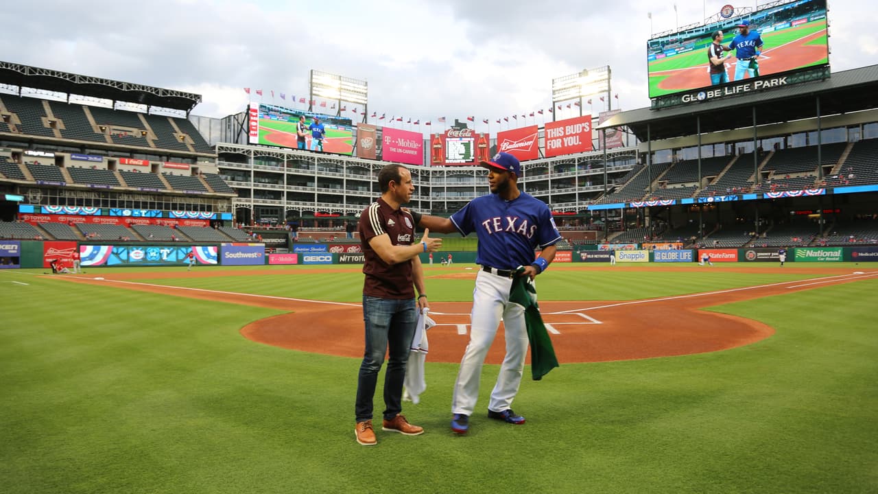 El director deportivo de la selección mexicana, Gerardo Torrado, fue el encargado de hacer el primer lanzamiento en el Globe Life Park antes del encuentro de los Rangers.