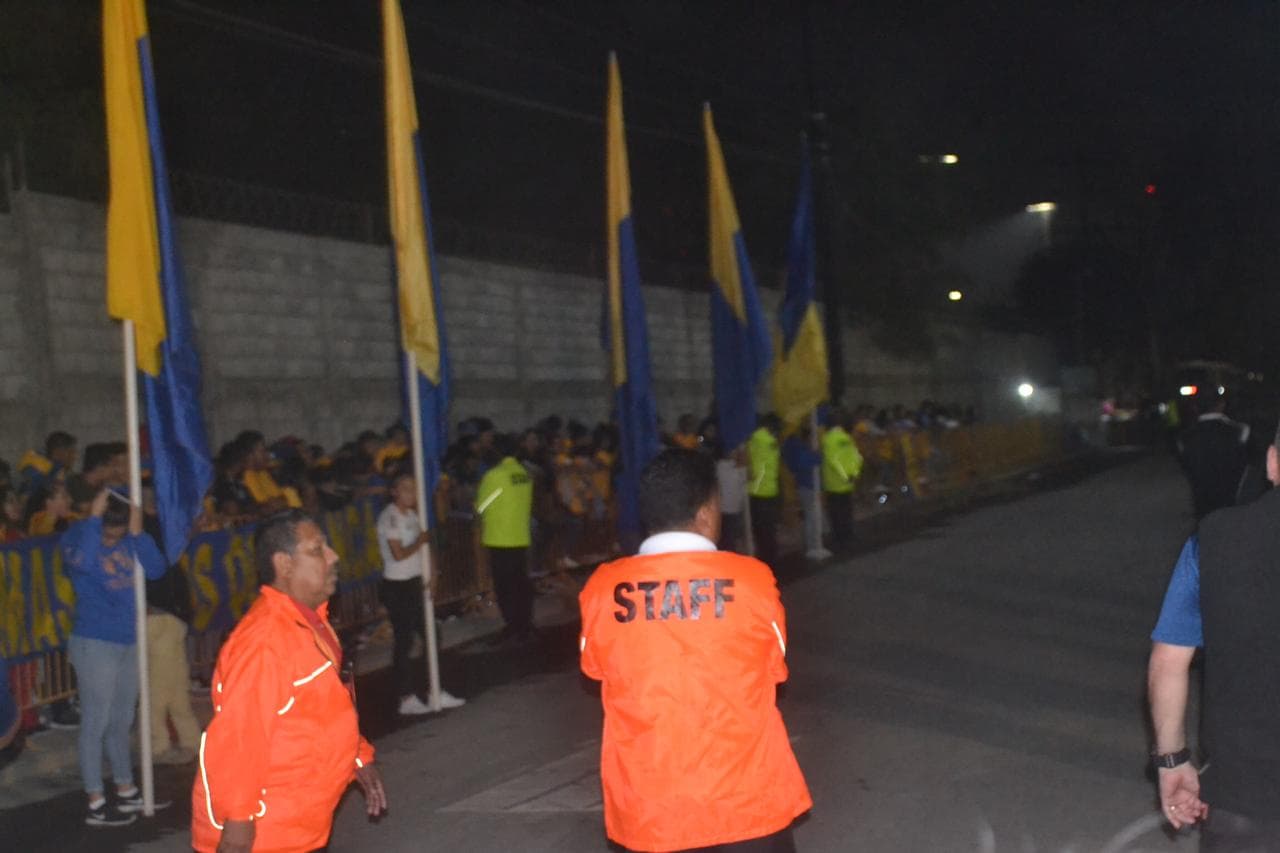 Llega la noche en Monterrey y el el Estadio Universitario se prepara para albergar otra final femenil entre Tigres y Monterrey.