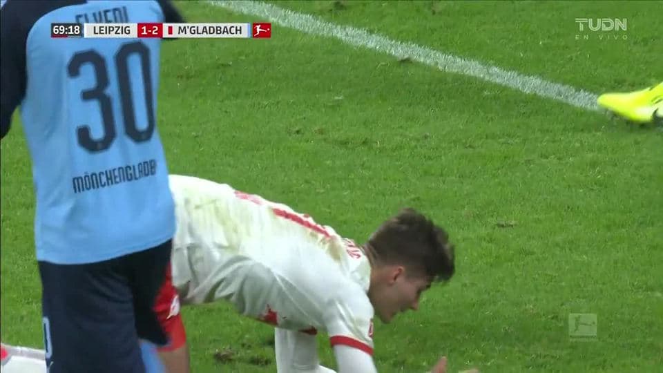 Tiro desviado de Patrik Schick