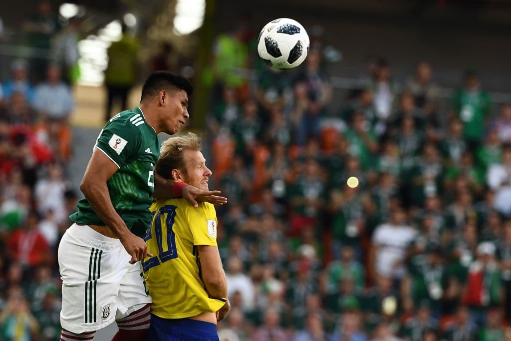 Suecia comenzó lanzando balones aéreos y en una de esas jugadas llegó el primer reto.