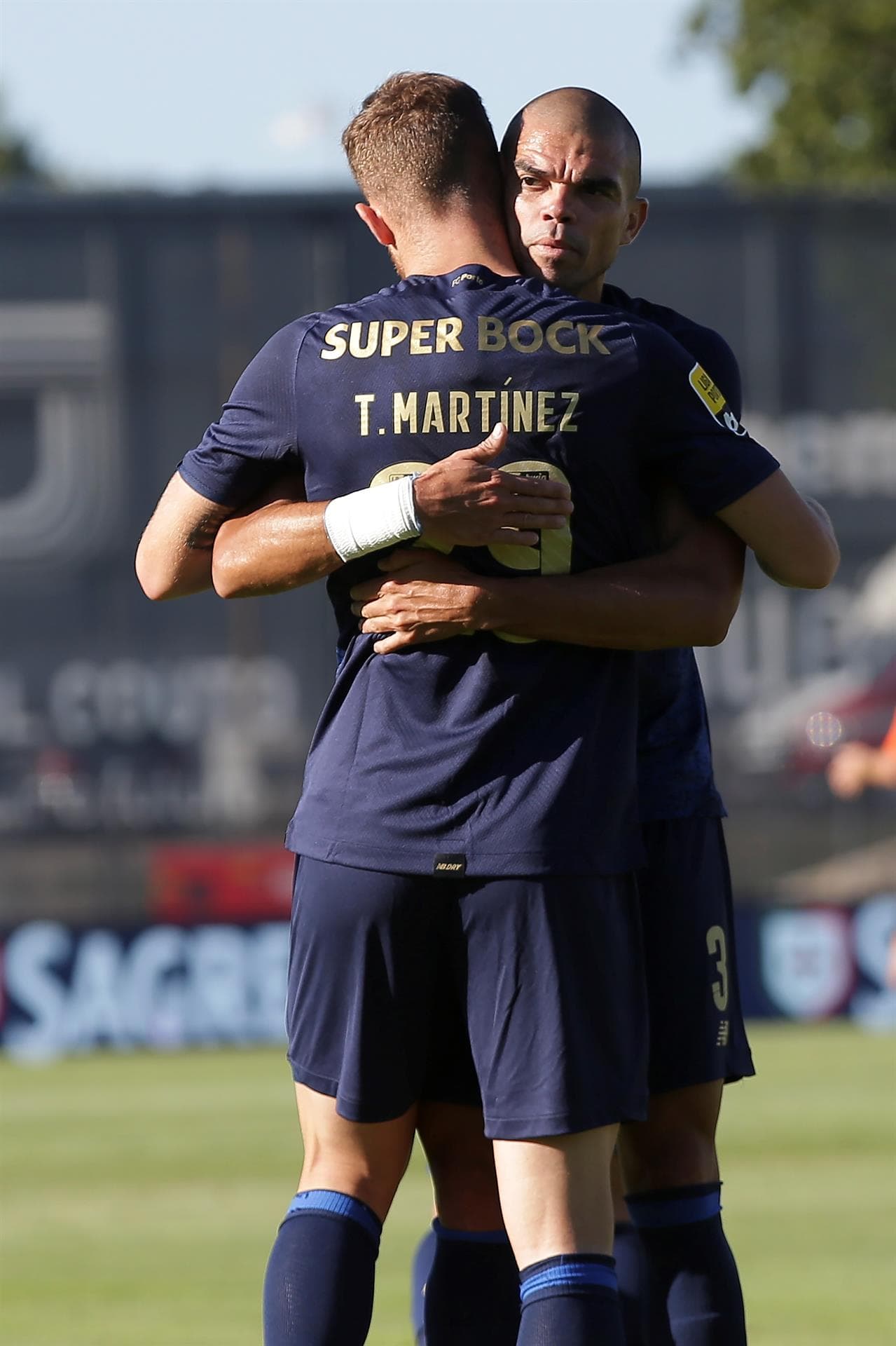 Porto se lleva la victoria ante el Famalicao 2-1 durante la segunda Jornada de la Primeira Liga. Toni Martínez le dio la victoria a los 'Dragones Azules', pues anotó dos goles contra uno de Riccieli Eduardo da Silva Junior. 'Tecatito' Corona no tuvo participación en el encuentro.