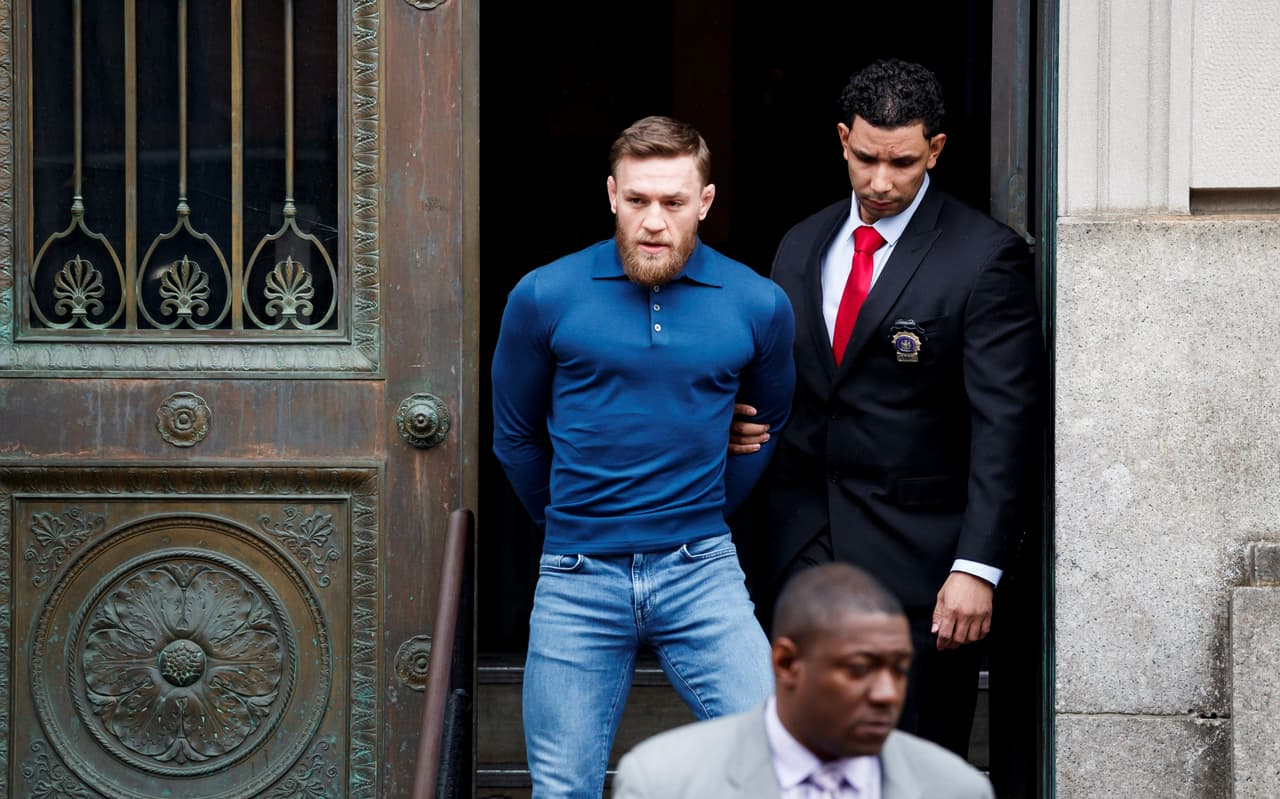 McGregor se entregó en la noche del jueves a las autoridades que lo recluyeron en ese centro Policíal.