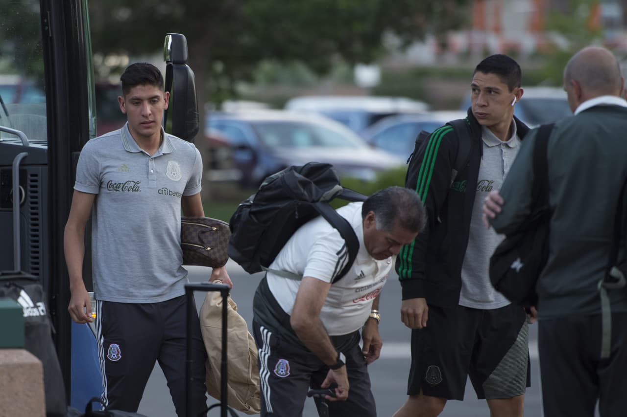 Los integrantes de la Selección Mexicana de Fútbol y su cuerpo técnico arribaron a la ciudad de Denver, Colorado, donde este miércoles entrante sostendrán su segundo duelo de la Copa Oro 2019 ante la representación de Canadá en Invesco Field, la casa de los Denver Broncos. Una gran cantidad de aficionados esperaron largo rato para ver el arribo de los jugadores del Tricolor y pedirles la foto o el autógrafo, y manifestarles el apoyo de cara a su siguiente compromiso del torneo.