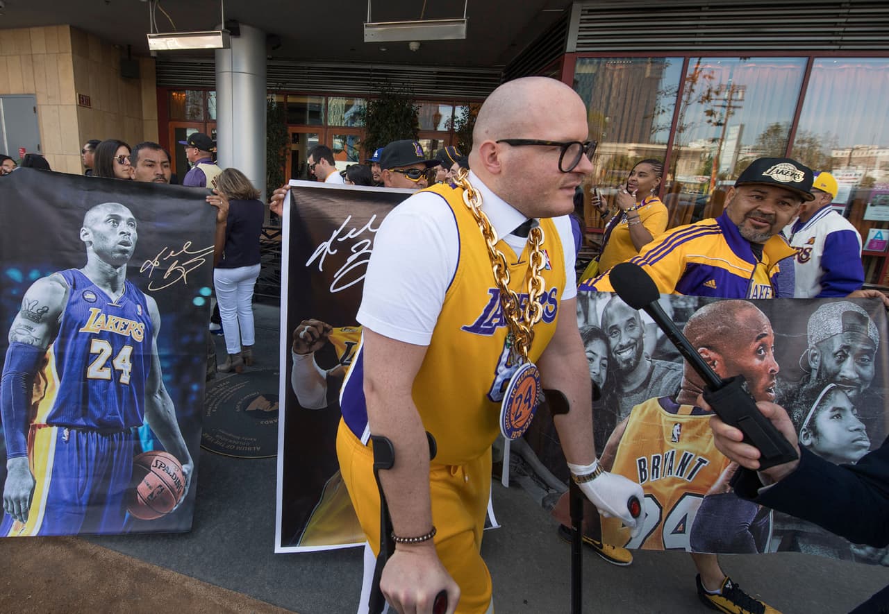 Fanáticos rinden tributo al ídolo Kobe Bryant