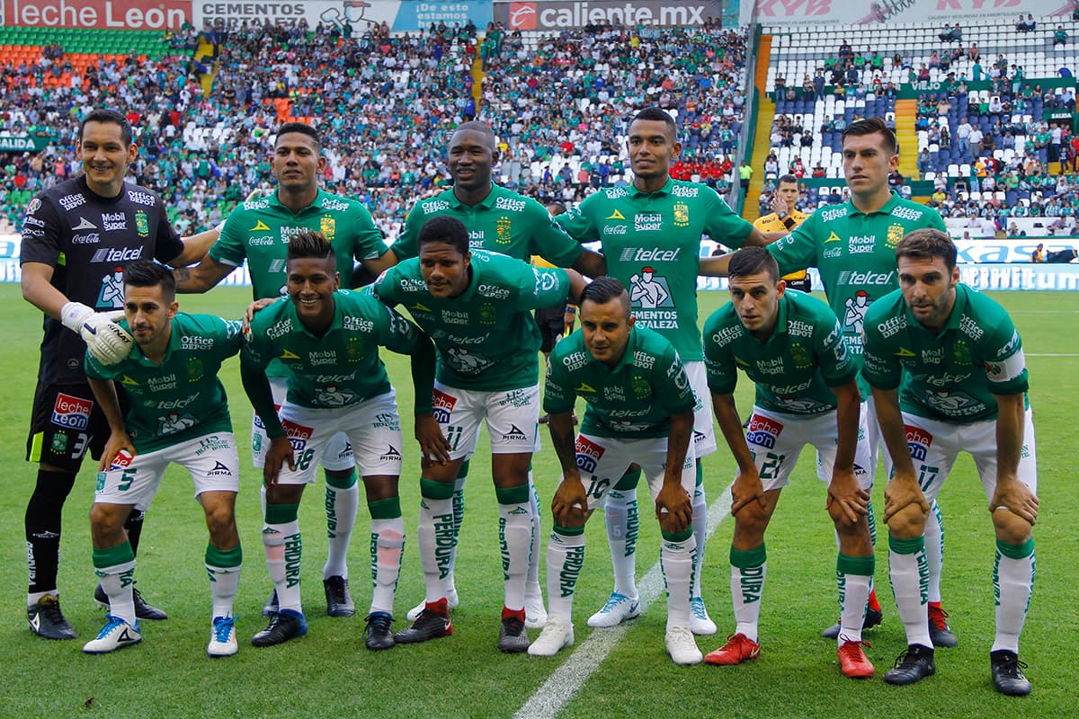 Los jugadores de León posan antes del inicio del encuentro.