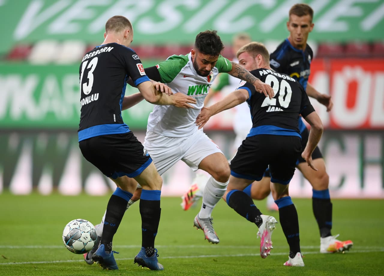 Marco Richter trata de pasar enmedio de dos jugadores del Paderborn, pero termina perdiendo el esférico.
