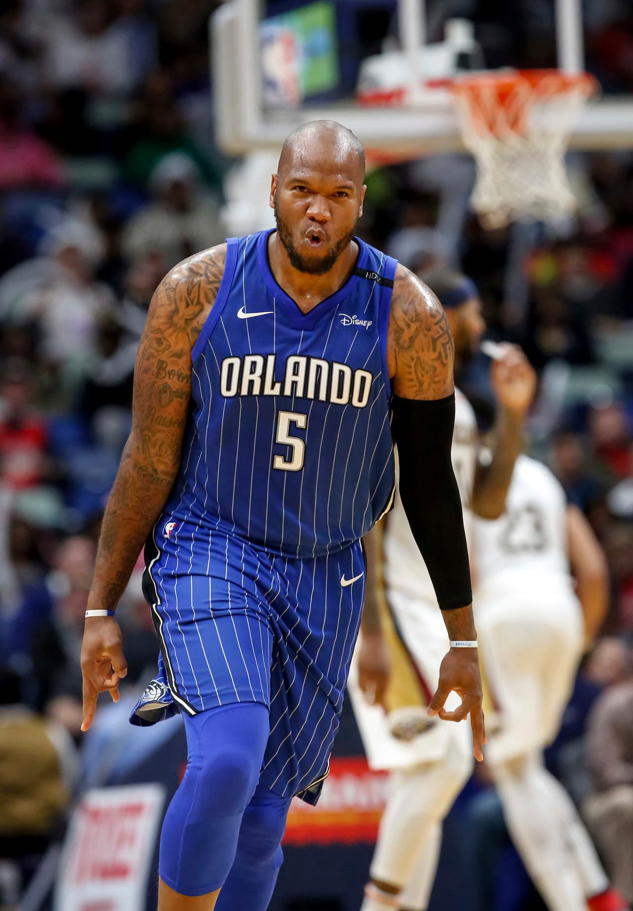 Marreese Speights impuso un récord personal con seis triples, incluidos cinco durante un ataque de 22-6, decisivo para que el Magic de Orlando arrollara el lunes 115-99 a los Pelicans.