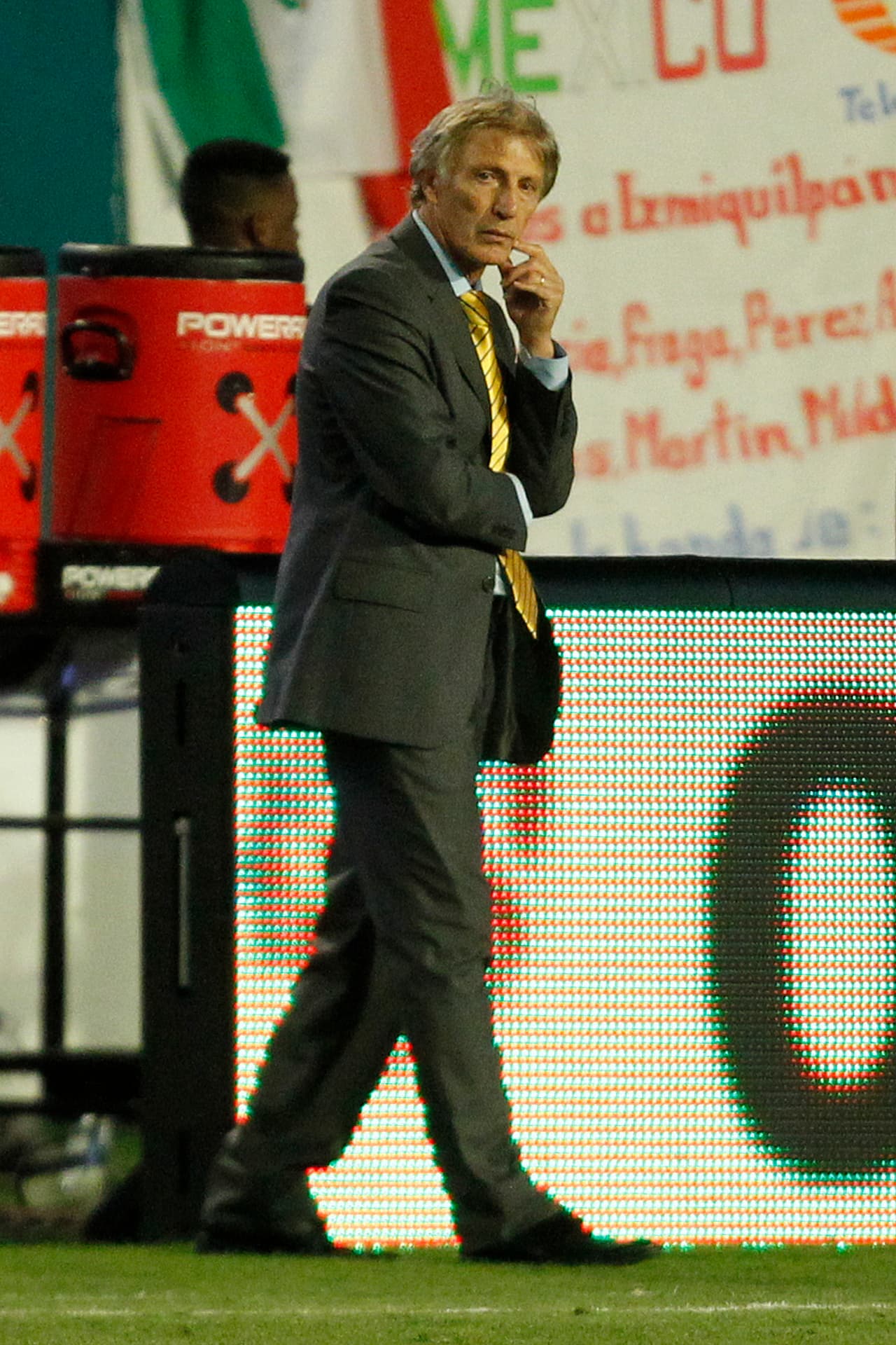 Tras seis años, José Pékerman se despide de Colombia en un proceso que algún día comenzó contra México, selección a la que le vendría bien un técnico con su efectividad.