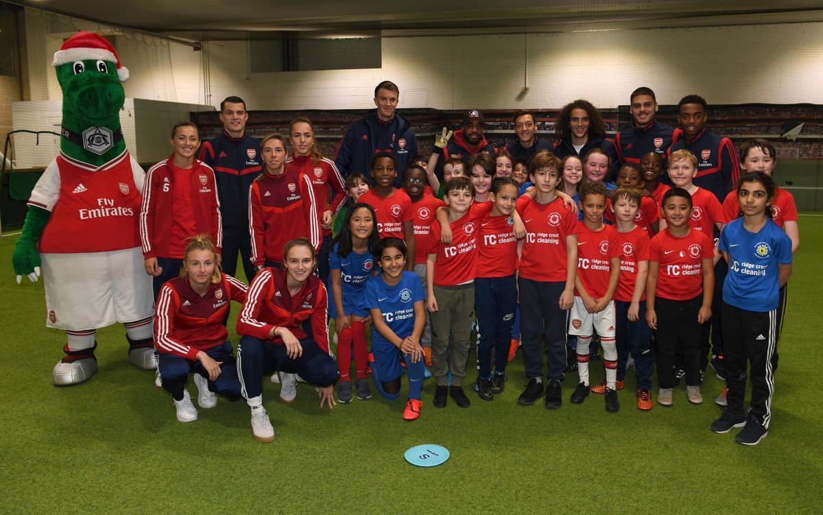 La plantilla Gunner llevó regalos, alegrías y mucha diversión a un grupo de personas del norte de Londres.