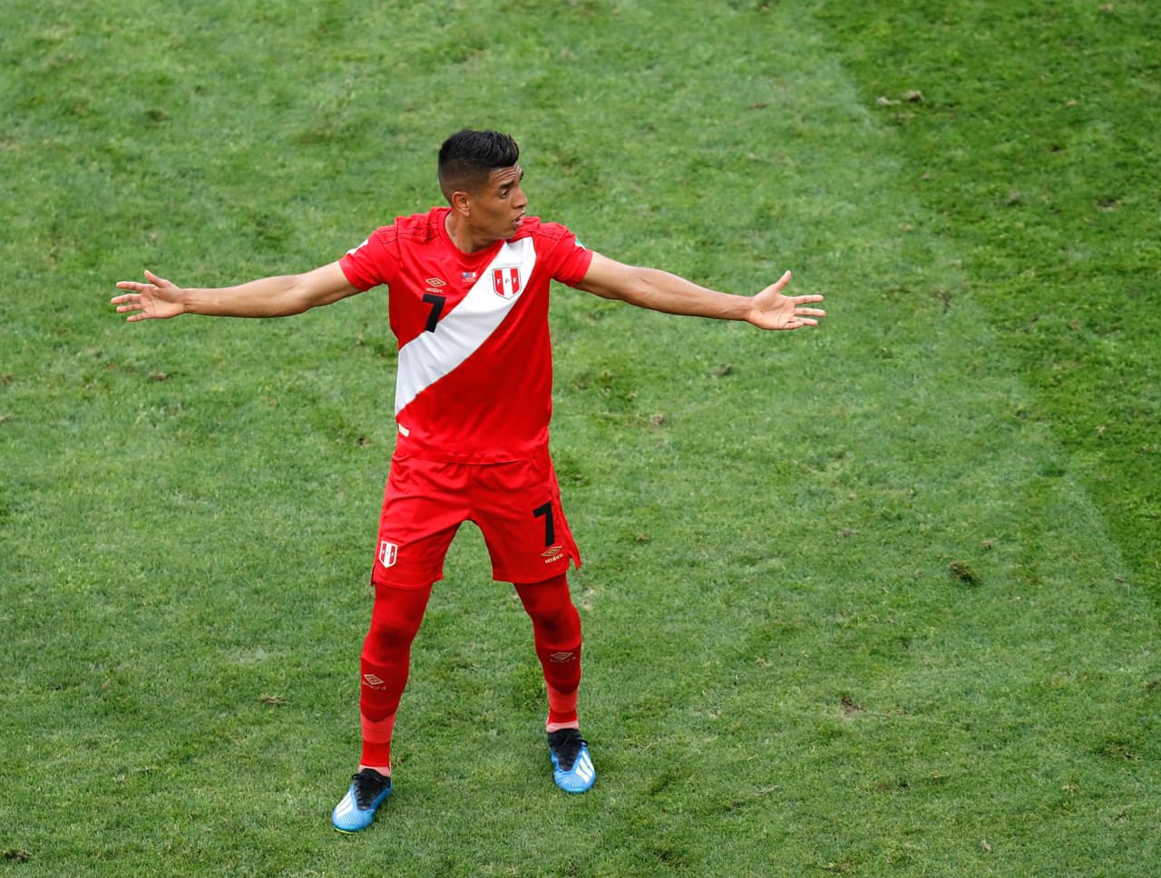 Paolo Hurtado, Perú: fractura en el quinto metatarsiano del pie derecho.