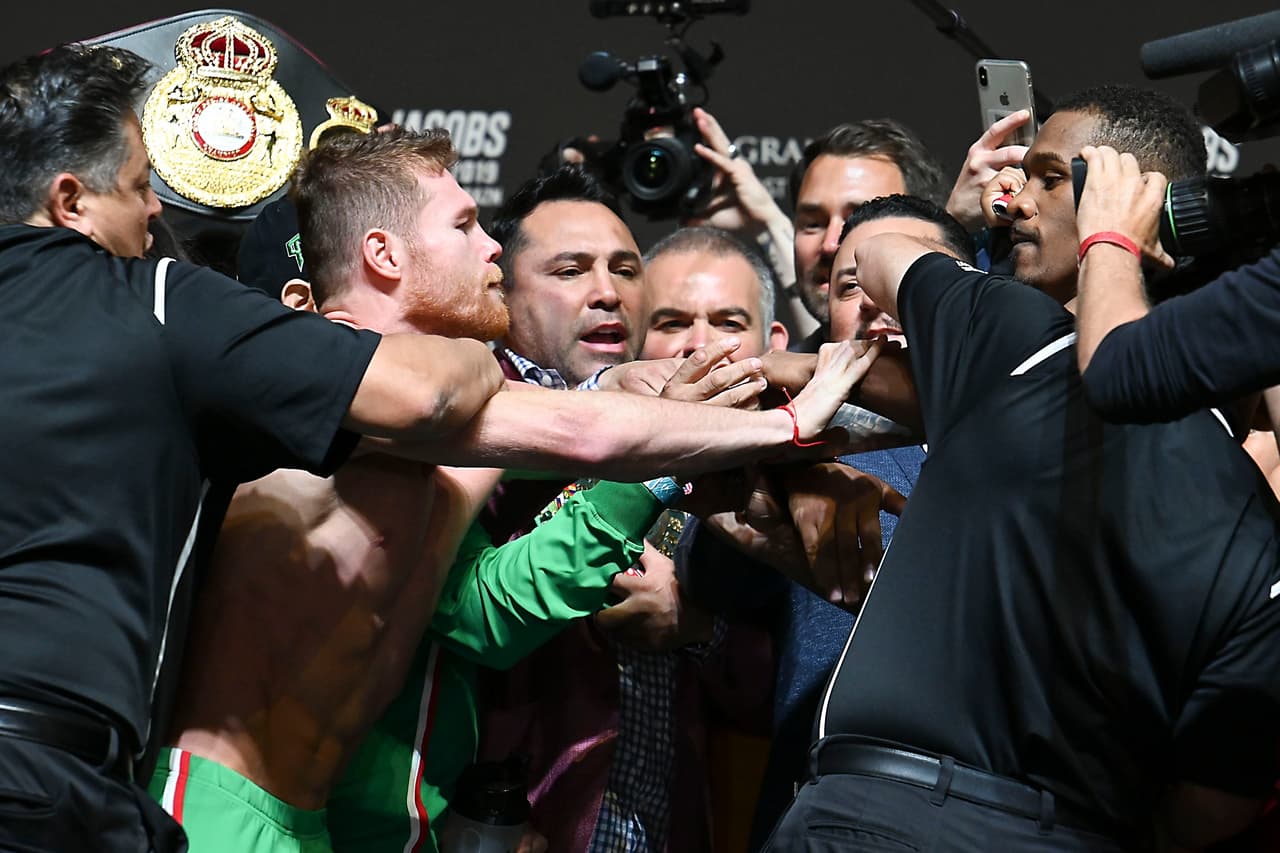 Tras marcar ambos correctamente en la báscula las 160 libras la situación se puso difícil entre empujones e insultos.