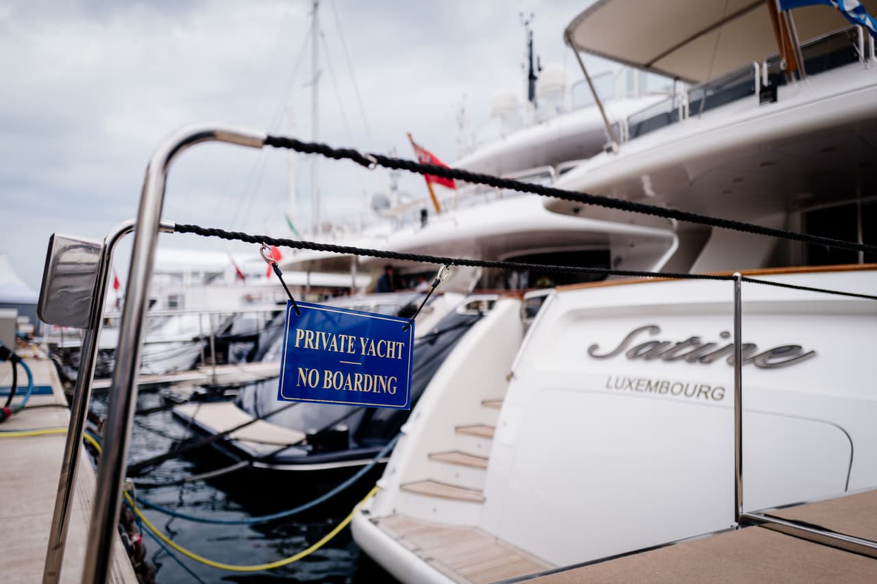 Los yates de lujo tienen un carácter de exclusividad muy grande, pues desde su costo de adquisición hasta de manutención lo hace casi imposible de sobrellevar.