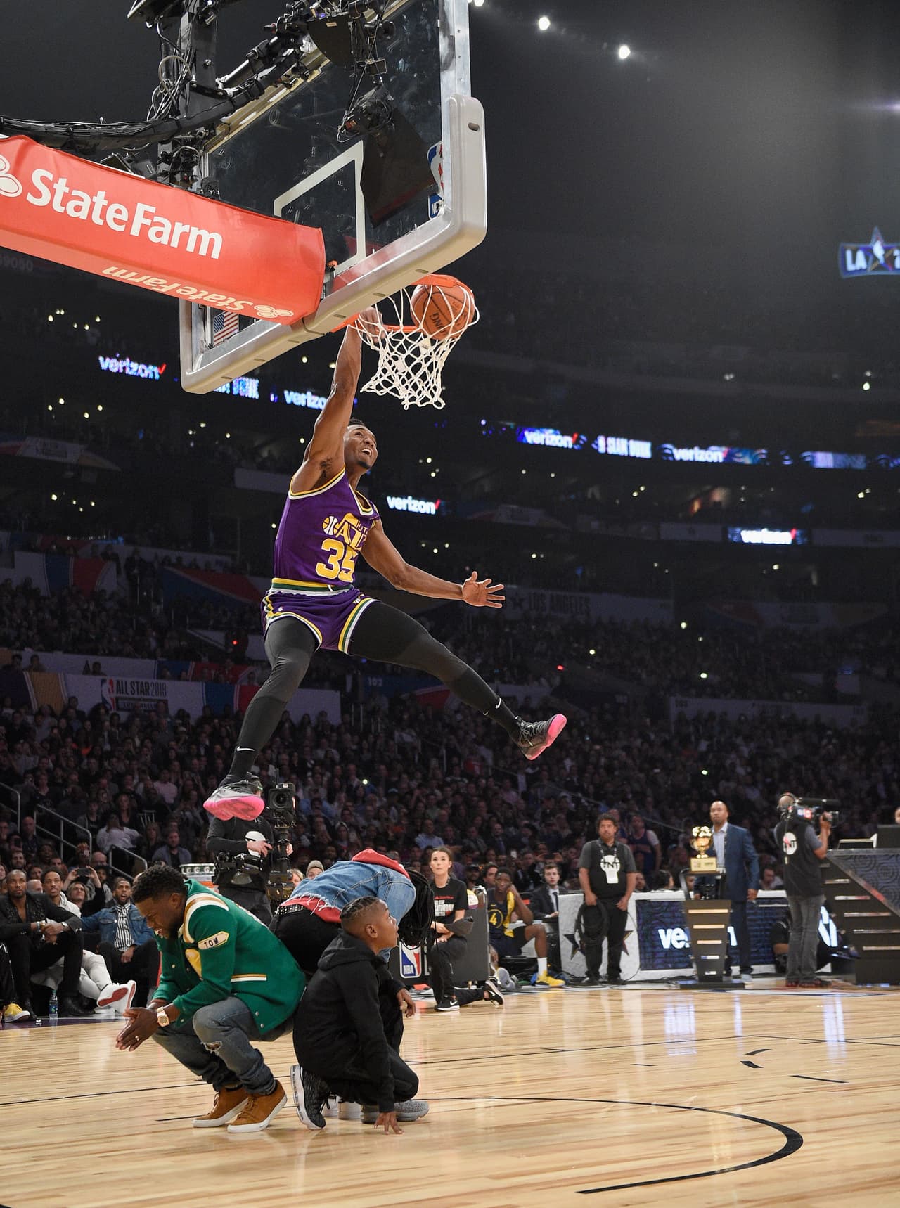 Donovan Mitchell, jugador del Utah Jazz, se convirtió en campeón del concurso de clavadas al vencer a Nance Jr. por 98-96. Te presentamos las mejores ejecuciones de la noche.