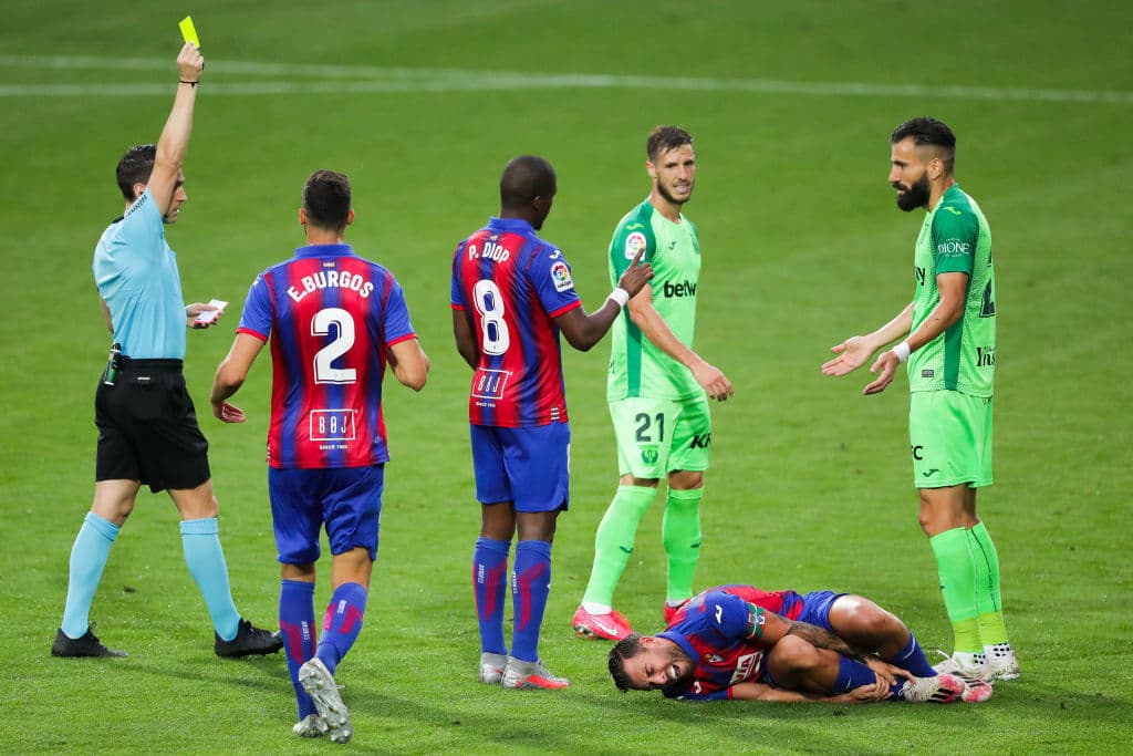 Al inicio de la segunda parte, el juego se interrumpió varias ocasiones por faltas. Hacia el 60’ ya había cuatro jugadores pintados de amarillo, dos por cada lado.