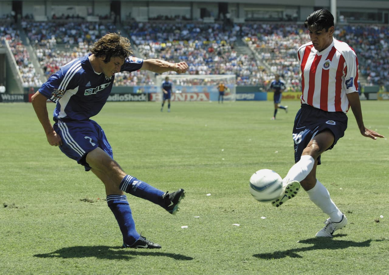 Chivas de Guadalajara fue el primer club extranjero invitado a jugar del All Star Game de la MLS. El partido se jugó en Carson y las estrellas de la liga vencieron 3-1 con goles de Ante Razov, Carlos Ruiz y DaMarcus Beasley. El "Pescadito" Ruiz fue elegido el MVP.
