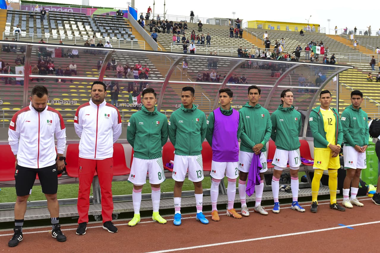Los jugadores suplentes del Tri juvenil mientras se entonaba el himno imno nacional de México.