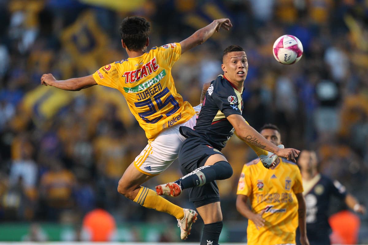 El colombiano Mateus Uribe (derecha) nuevamente tuvo la confianza en el América, luego de haber errado el penal en el minuto 90+5 el domingo anterior en el Clásico Nacional contra Chivas.
