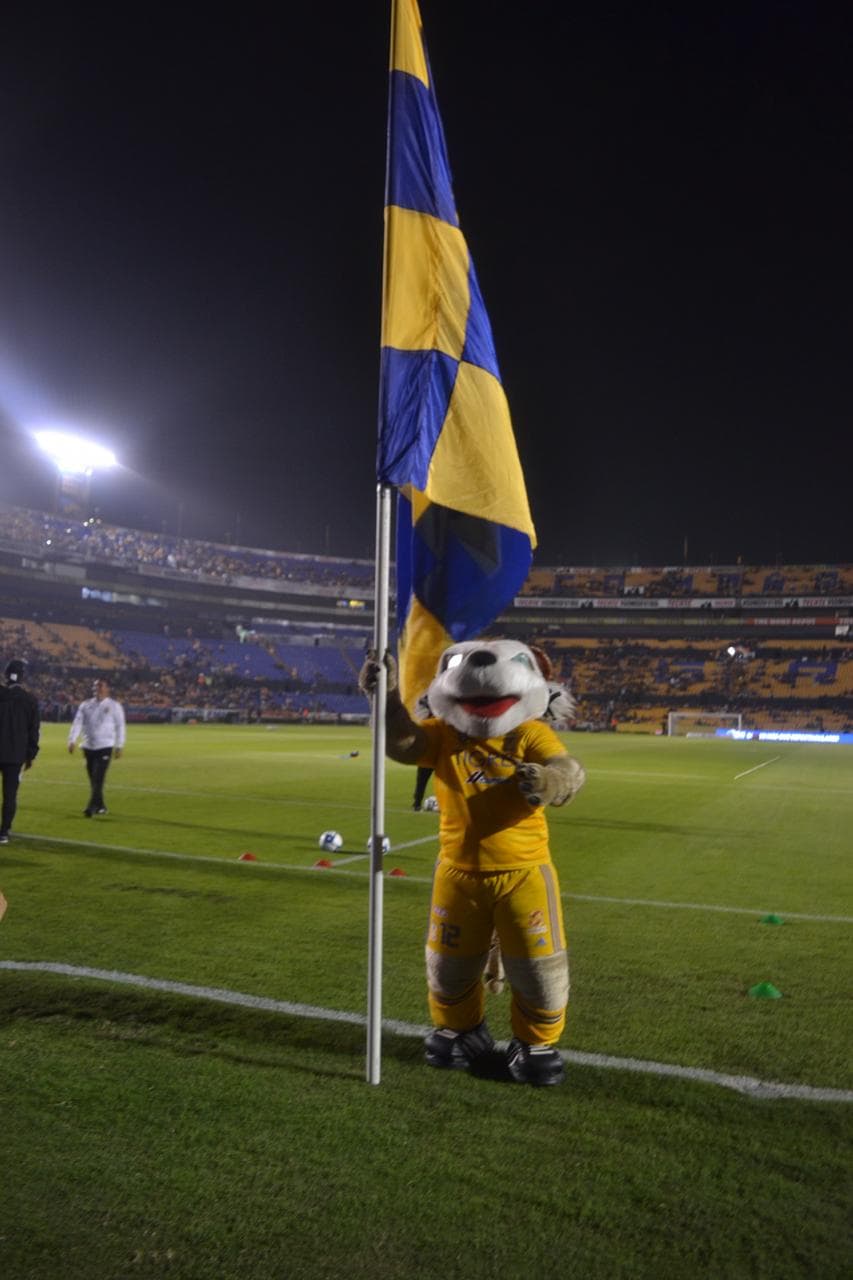 Llega la noche en Monterrey y el el Estadio Universitario se prepara para albergar otra final femenil entre Tigres y Monterrey.