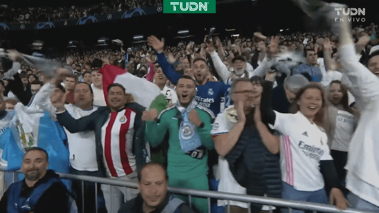 Aficionado presume camiseta de Chivas en el partido de Champions League