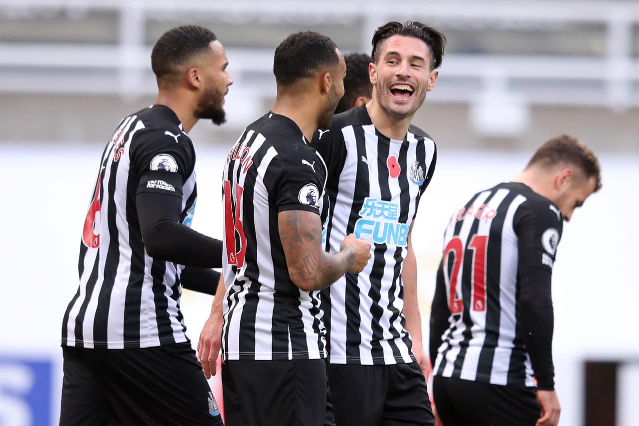 Newcastle da la sorpresa y derrota al Everton 2-1 con doblete de Callum Wilson. Para los azules, anotó Dominic Calvert-Lewin, pero no le alcanzó para igualar el marcador.
<br>