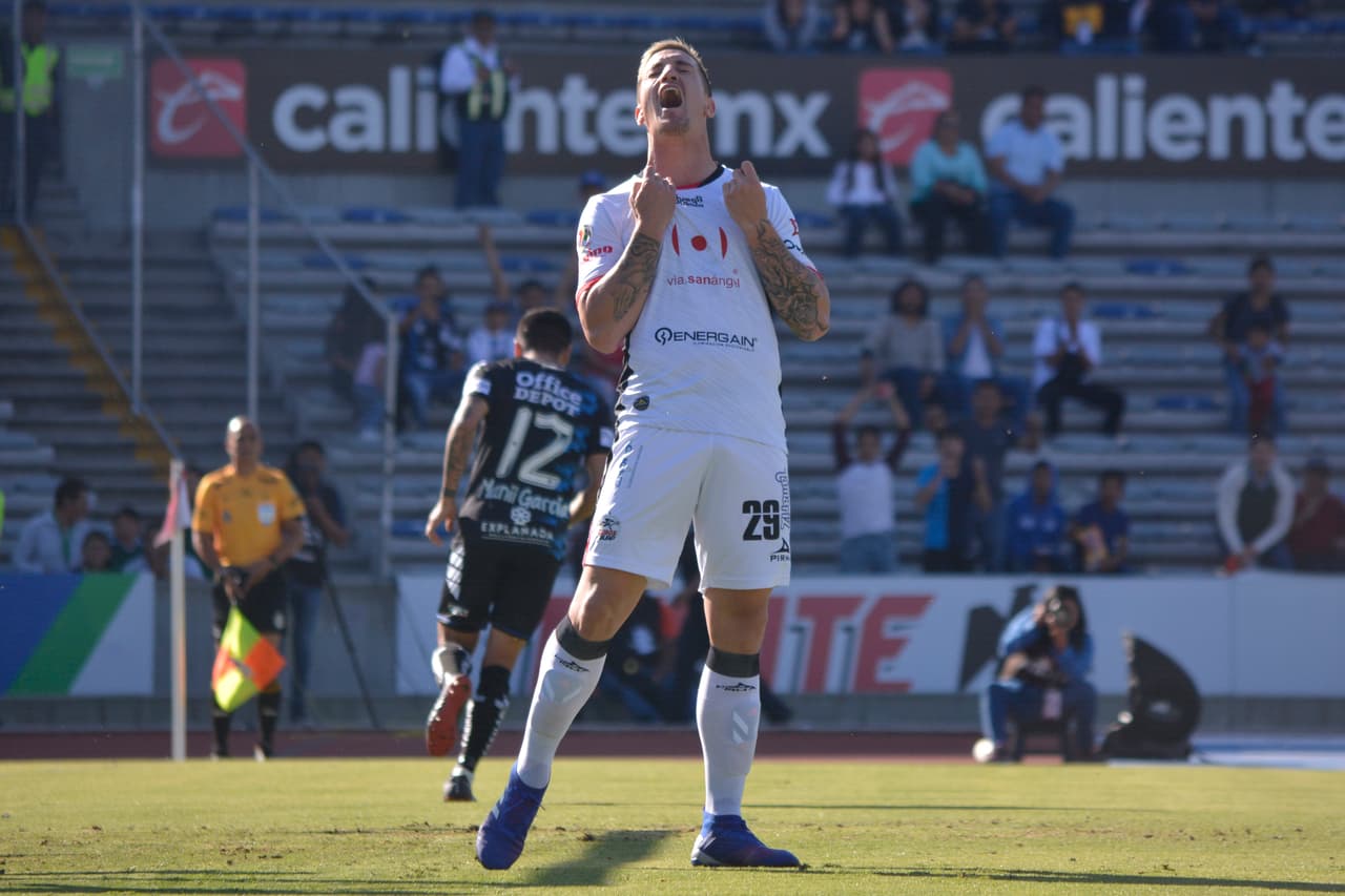 El argentino Leonardo Ramos lamenta una ocasión desperdiciada para Lobos BUAP.