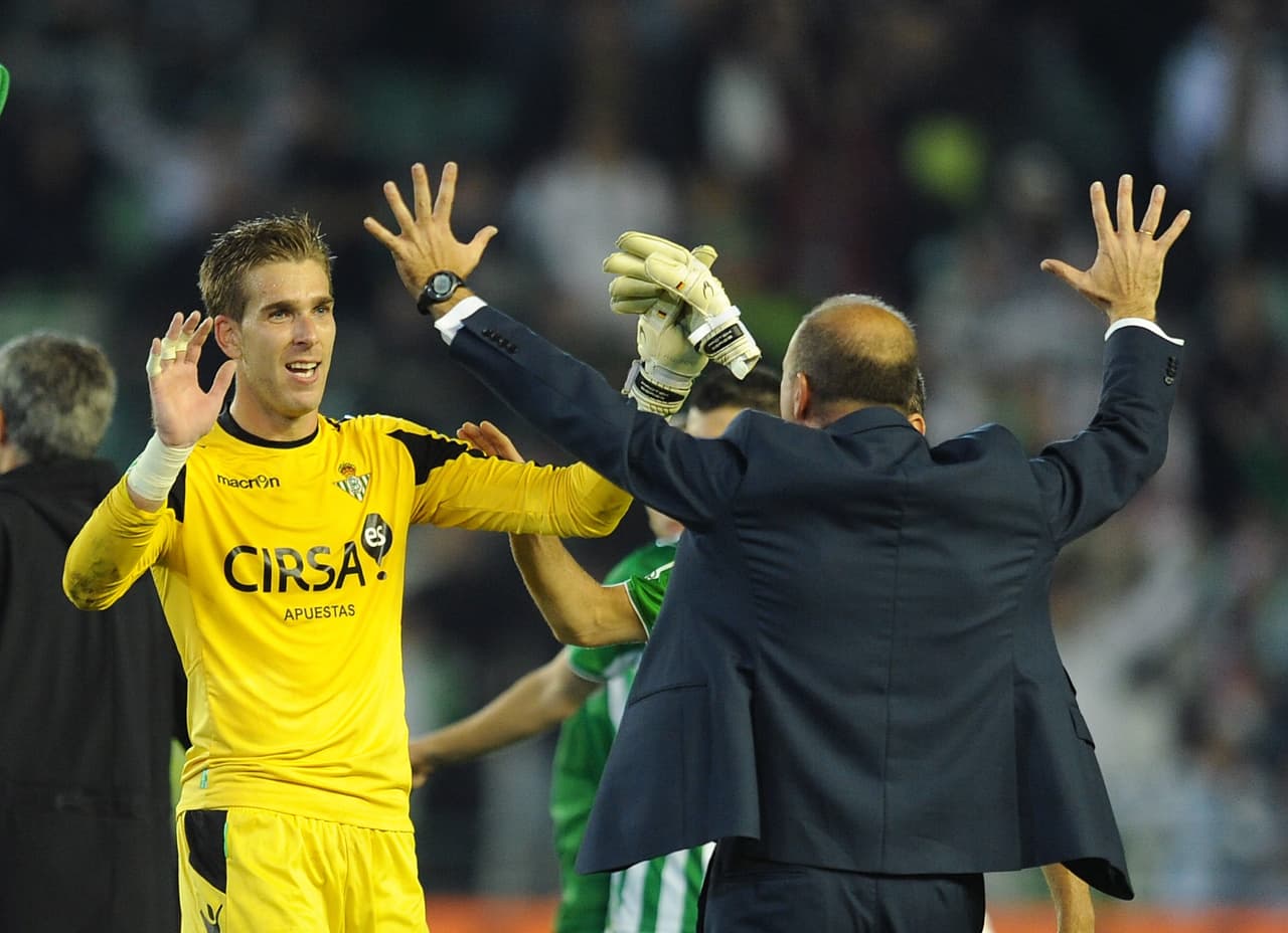 Se formó en la cantera del Betis y a los 22 años jugaba en quinta división española. Debutó profesionalmente en 2012 con el conjunto verdiblanco bajo la tutela de Pepe Mel.