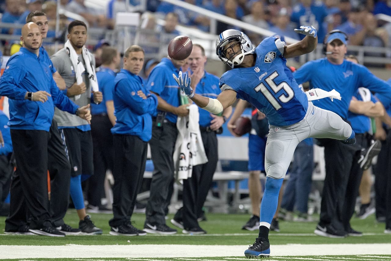 Golden Tate de los Lions no pudo quedarse con este envío de Stafford.