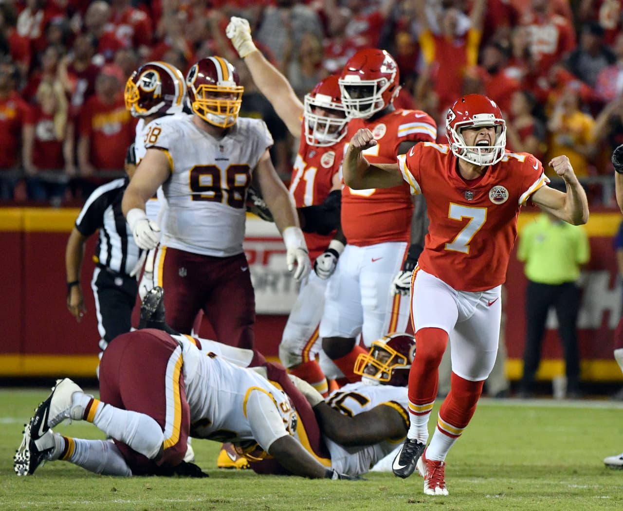 Harrison Butker, pateador de los Chiefs de Kansas City, festeja luego de convertir el gol de campo que significó el triunfo sobre los Redskins de Washington, el lunes 2 de octubre de 2017 (AP Foto/Ed Zurga)
