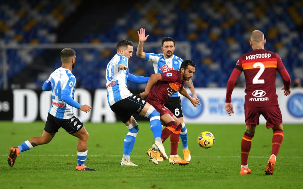 Napoli golea al AS Roma 4-0 en el Estadio Diego Maradona. Tras un pequeño homenaje, el partido dio inicio y Lorenzo Insigne se encargó de abrir el marcador. Fue hasta la segunda mitad cuando cayeron los goles de Fabián Ruiz Peña y Dries Mertens: Politano le puso la cereza al pastel al minuto 86 durante la séptima Jornada de la Serie A.