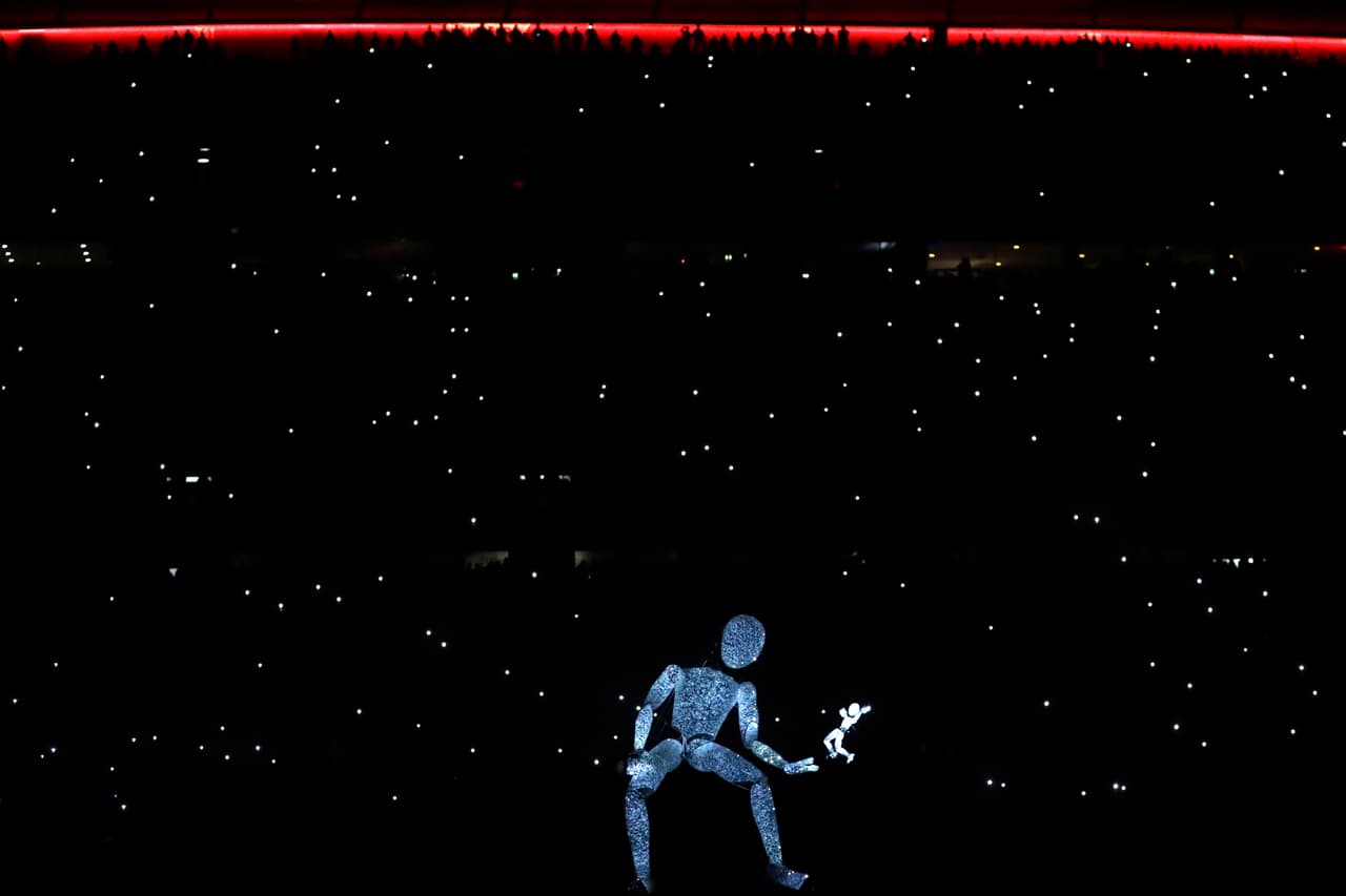 Bayern Munich organizó ante sus fanáticos una presentación llena de luces en el Allianz Arena previo al partido contra Leipzig, que dio tanto espectáculo como el propio juego de Bundesliga.