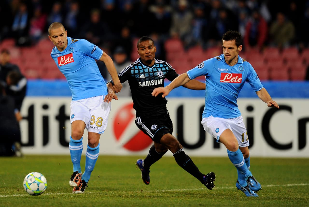 El medio de contención era el suizo Gokhan Inler que vivió sus mejores años en Napoli.