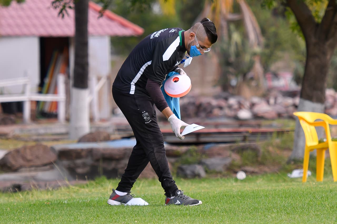 Para colocar los elementos del entrenamiento usaron guantes y siempre con cubrebocas.