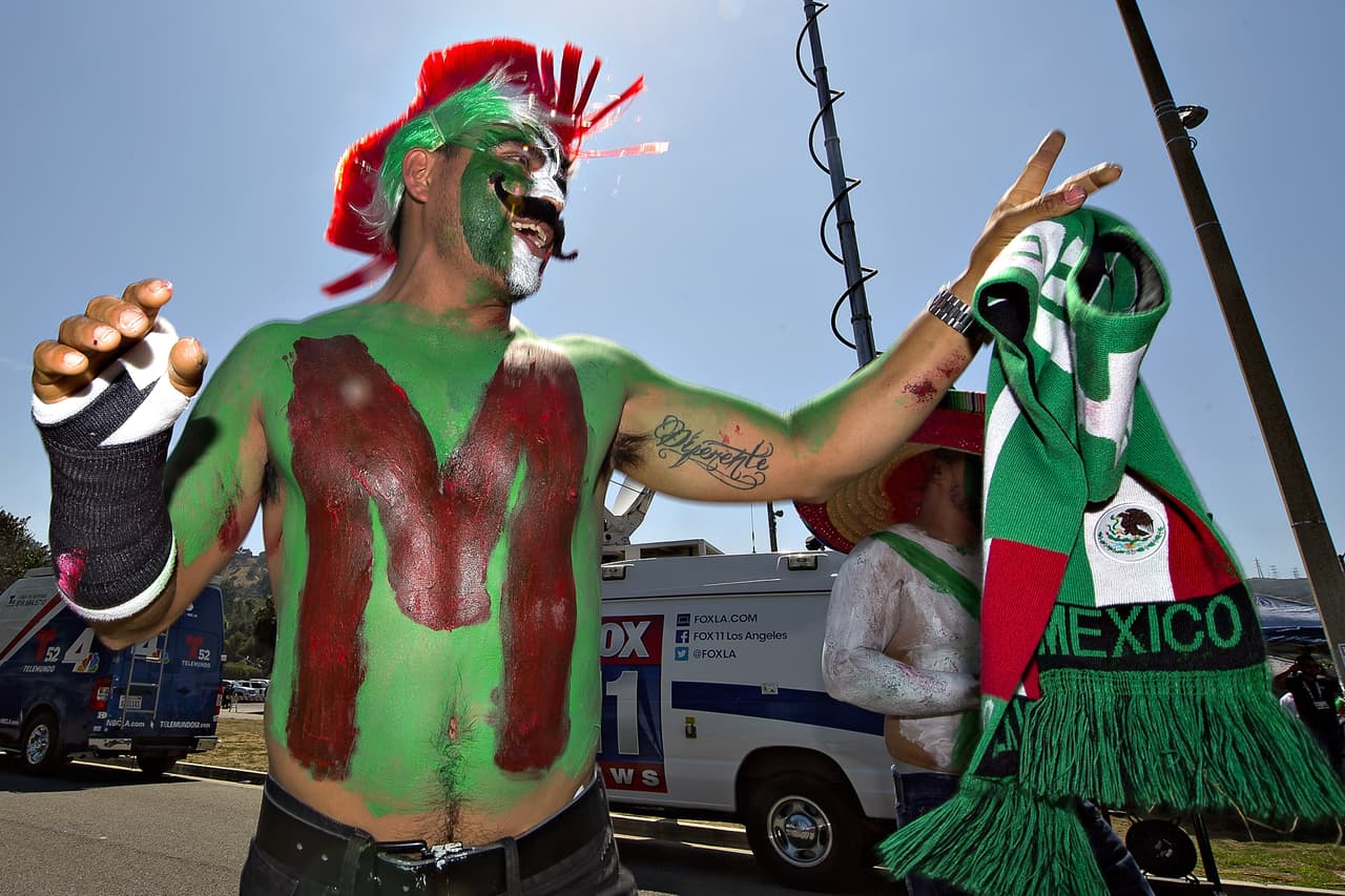 La alegría mexicana se tomó los alrededores del estadio Rose Bowl en la previa del partido de despedida en Estados Unidos contra Gales, con miras a definir el grupo de 23 jugadores para el Rusia 2018.