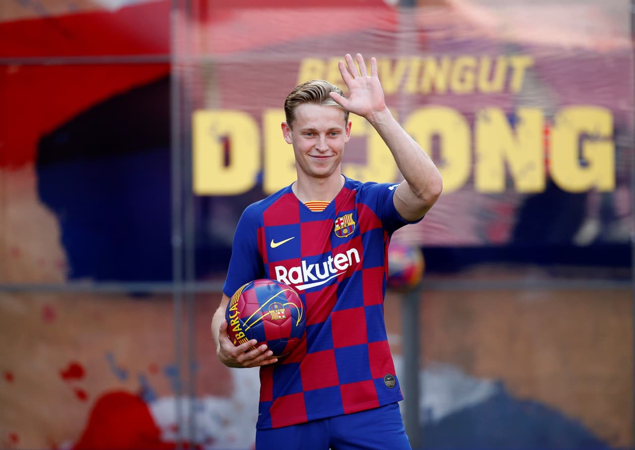 Frenkie de Jong ya se puso el uniforme del Barcelona y fue presentado oficialmente por Josep Bartomeu y Eric Abidal en el Camp Nou. Besó el escudo, se animó a hacer dominadas, confirmó que Messi es su ídolo y lanzó el popular "¡Visça Varça!".
